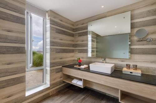 Ванная комната в Himalayan Hideaway Resort Pokhara, The Centara Collection