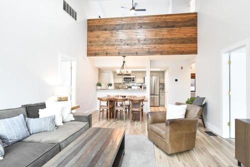 Et opholdsområde på Lake Forest Alpine View: Lake Mountain Views