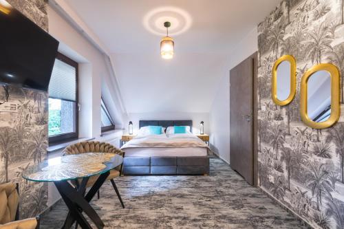 a hotel room with a bed and a table at Apartamenty Sarnia 6A in Karpacz