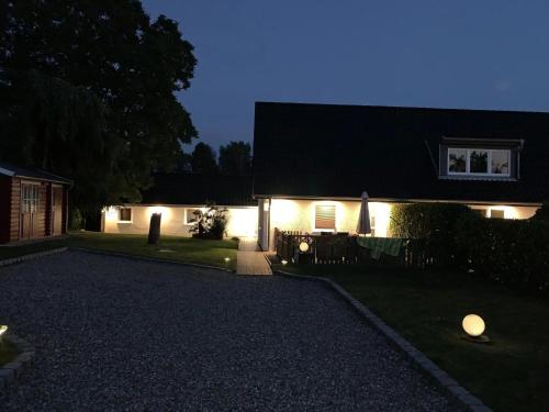 una casa con luci sui lati di notte di Ferienanlage Kappeln-Kopperby 2 a Kopperby
