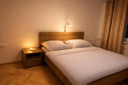 En eller flere senge i et værelse på Urban Nest Poprad