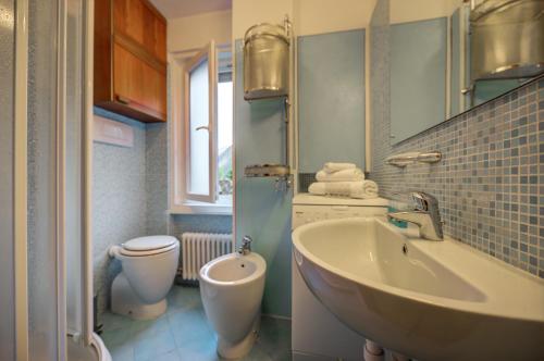 un baño con lavabo e inodoro en Maison Chetif, en Courmayeur