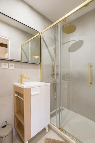 a bathroom with a shower and a sink and a mirror at New - Appartement ou Studio Centre Ville Confort in Grasse