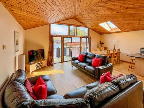 een woonkamer met 2 leren banken en een televisie bij Fois Bhrus in White Bridge