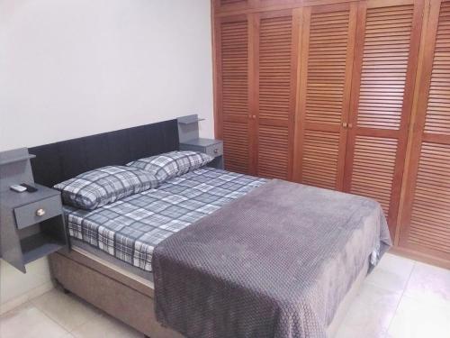 En eller flere senge i et værelse på Marinhos Apartment - Guarujá