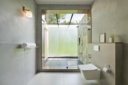 Koupelna v ubytování Melhor Stays Villa - L-A3 Luxurious 3BHK villa with private pool, Assagao