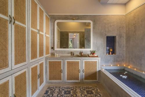 een badkamer met een wastafel en een spiegel bij Golden Horizon 3Bhk Villa with Pvt Pool in Saligao in Vagator