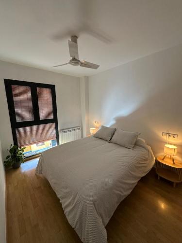 Giường trong phòng chung tại Tofona House