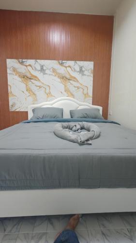 un letto con una persona sdraiata sopra di Country House a Ban Nong Chaeng