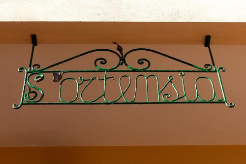 een bord voor een restaurant aan een plafond bij affittacamere S'Ortensia in Mamoiada