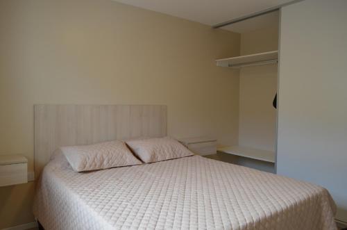 Postel nebo postele na pokoji v ubytování Happiness Suite