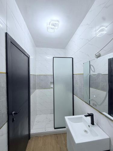 Ένα μπάνιο στο OliverCeeStays