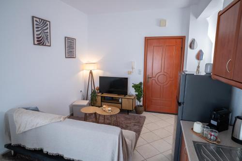 En eller flere senge i et værelse på Philoxenia Stay