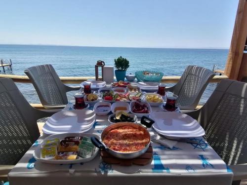 Φαγητό σε αυτό το δωμάτιο σε οικογενειακή κατοικία ή κάπου εκεί κοντά