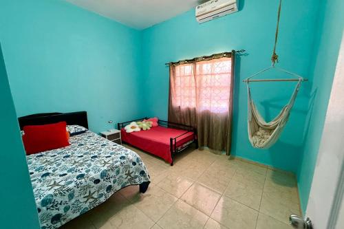 ein Schlafzimmer mit einem Bett und einer Hängematte. in der Unterkunft La casa Amelia Nueva Gorgona in Nueva Gorgona