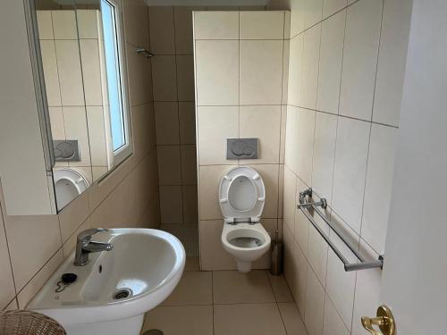 een badkamer met toilet en wastafel bij Humboldt Garden in La Orotava