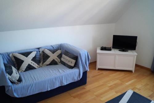 Maritim eingerichtete Fewo mit Balkon, 2 Fernsehern photo 6