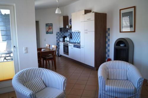Maritim eingerichtete Fewo mit Balkon, 2 Fernsehern photo 5