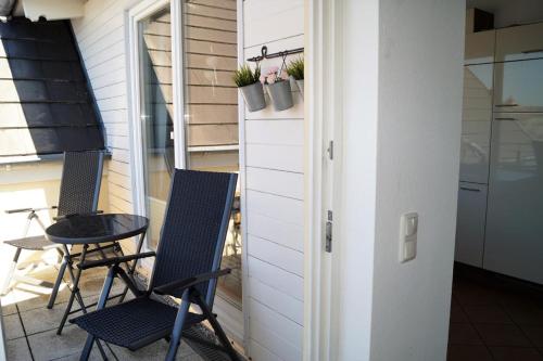 Maritim eingerichtete Fewo mit Balkon, 2 Fernsehern photo 12
