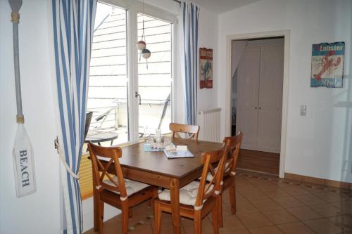 Maritim eingerichtete Fewo mit Balkon, 2 Fernsehern photo 9