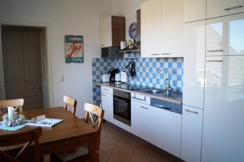 Maritim eingerichtete Fewo mit Balkon, 2 Fernsehern photo 15