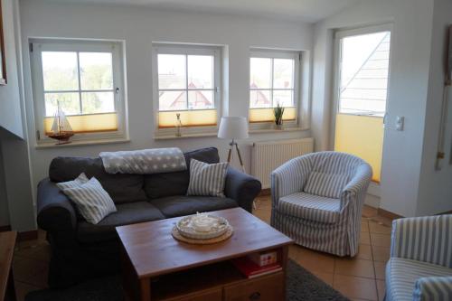 Maritim eingerichtete Fewo mit Balkon, 2 Fernsehern photo 16