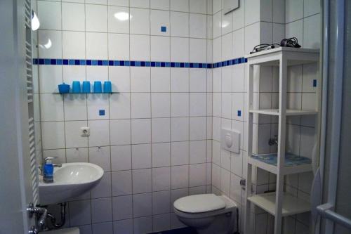 Maritim eingerichtete Fewo mit Balkon, 2 Fernsehern photo 8