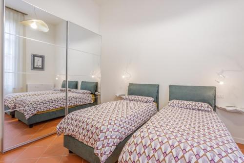 Postel nebo postele na pokoji v ubytování Inner Garden Retreat near Ghirlandina