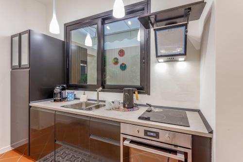 Kuchyň nebo kuchyňský kout v ubytování Inner Garden Retreat near Ghirlandina