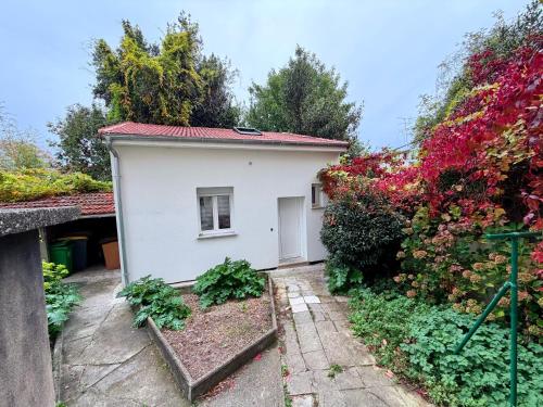 ein kleines weißes Haus mit einem roten Dach in der Unterkunft Studio indépendant proche de Paris in Vitry-sur-Seine