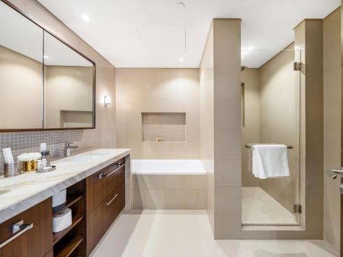 Et badeværelse på Kensington - 4BR Deluxe Burj View Dubai Mall link!