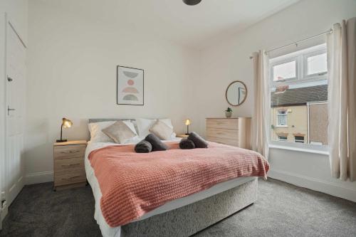Un dormitorio con una cama con dos almohadas encima. en Cosy Home in Grimsby Town Centre, en Grimsby