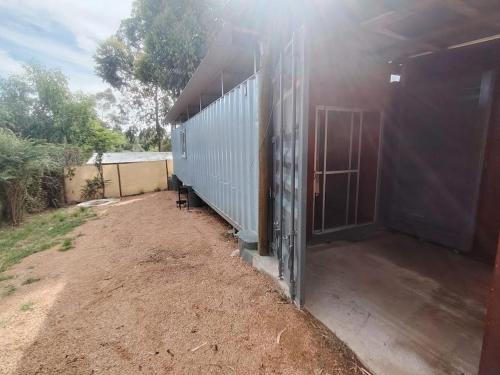 圣格雷戈里奥德波兰科La Costa Homes的一座大型金属建筑，有一扇敞开的大门。