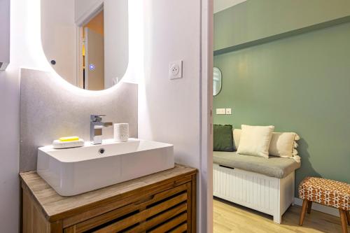 Design and Quiet studio on wooded courtyard !