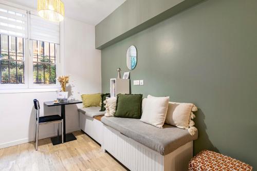 Design and Quiet studio on wooded courtyard !