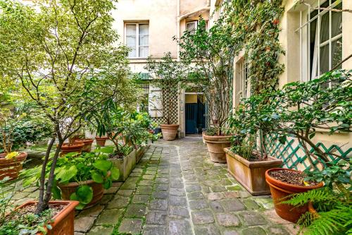 Design and Quiet studio on wooded courtyard !