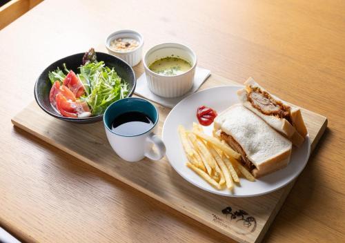 Jídlo v hotelu nebo okolí