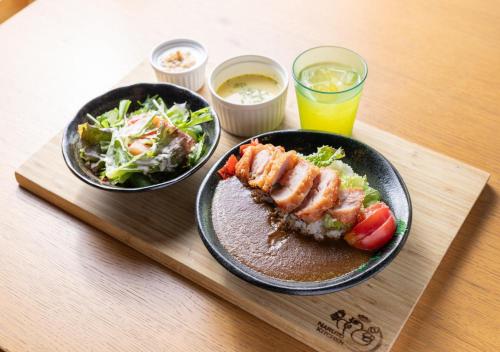 Jídlo v hotelu nebo okolí