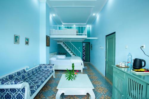 Zimmer mit blauen Wänden und Etagenbetten in der Unterkunft Most Kraton Malioboro Villa in Yogyakarta