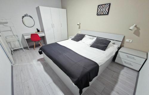 En eller flere senge i et værelse på 2 Bedroom Beautiful Apartment In Rab