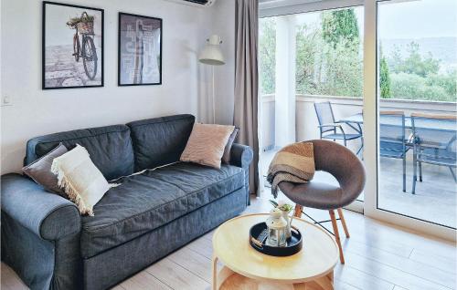 Et opholdsområde på 2 Bedroom Beautiful Apartment In Rab