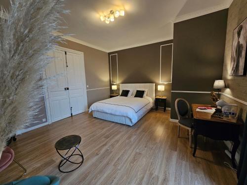 Giường trong phòng chung tại Château de la Rose, Suite de la Tour