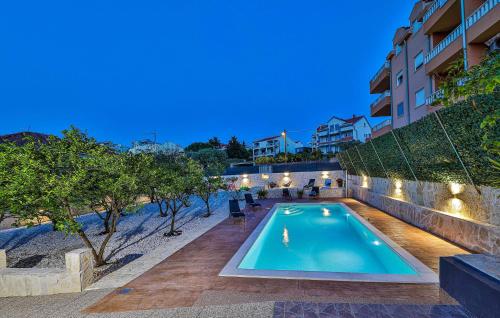 2 Bedroom Lovely Apartment In Okrug Gornji