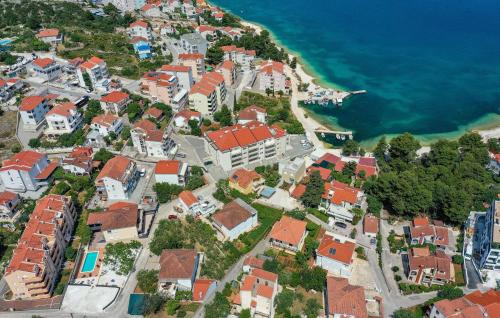 2 Bedroom Lovely Apartment In Okrug Gornji
