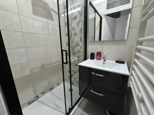 een badkamer met een wastafel en een douche bij Maison avec courette in Courlay