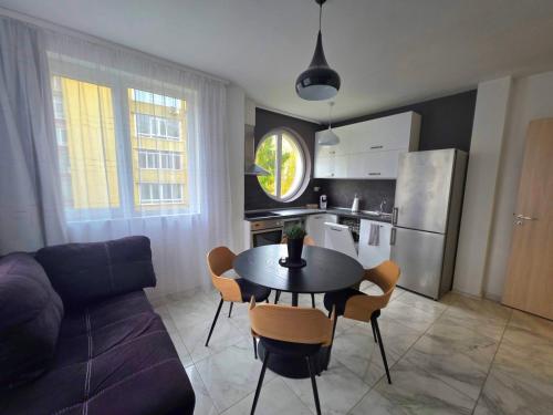 Een keuken of kitchenette bij APart Residence Shumen