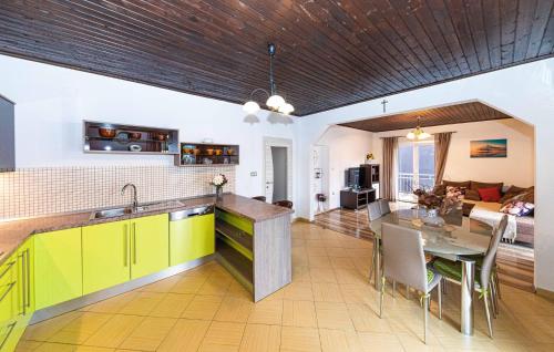 2 Bedroom Lovely Apartment In Okrug Gornji