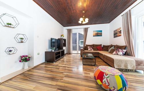 2 Bedroom Lovely Apartment In Okrug Gornji