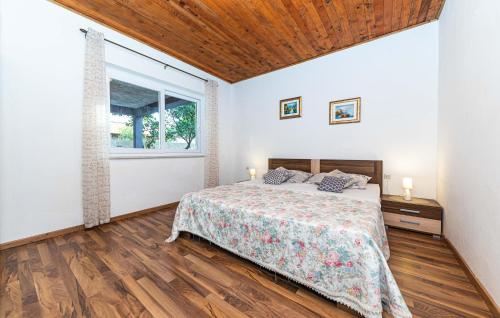2 Bedroom Lovely Apartment In Okrug Gornji