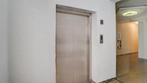 een liftdeur in een gebouw met een gang bij Hotel Beachfront - Couple & Family Friendly in Calangute